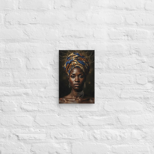 Toile Héritière (portrait de femme au turban wax bleu et or) – accrochée au mur, format 20 × 30 cm