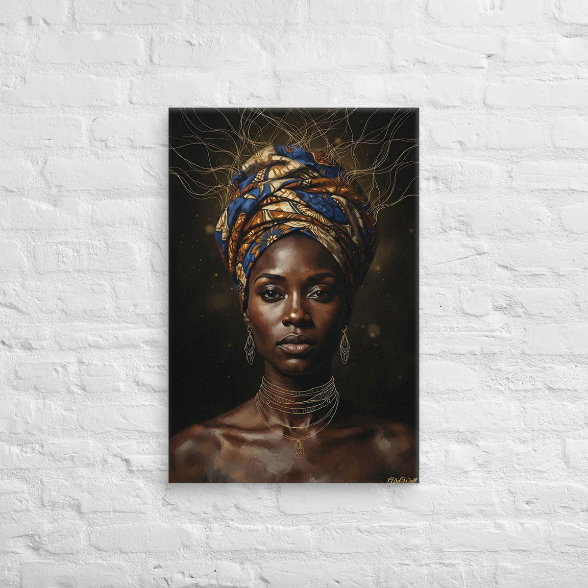 Toile Héritière (portrait de femme au turban wax bleu et or) – accrochée au mur, format 50 × 75 cm