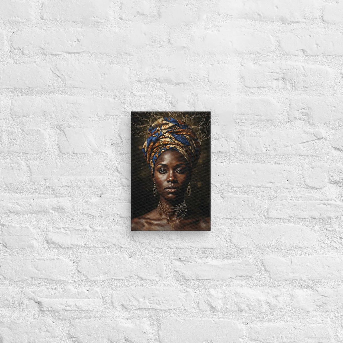 Toile Héritière (portrait de femme au turban wax bleu et or) – accrochée au mur, format 20 × 30 cm